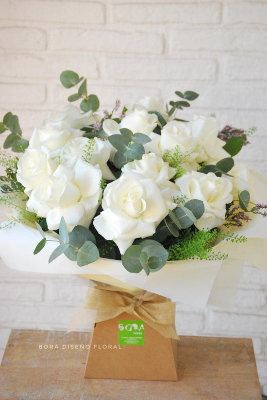 Caja rosas blancas “Poema de amor”